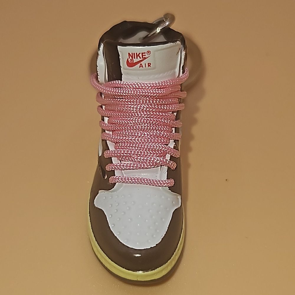 Travis Scott Jordan 1 Keychain - Picture 2 of 4